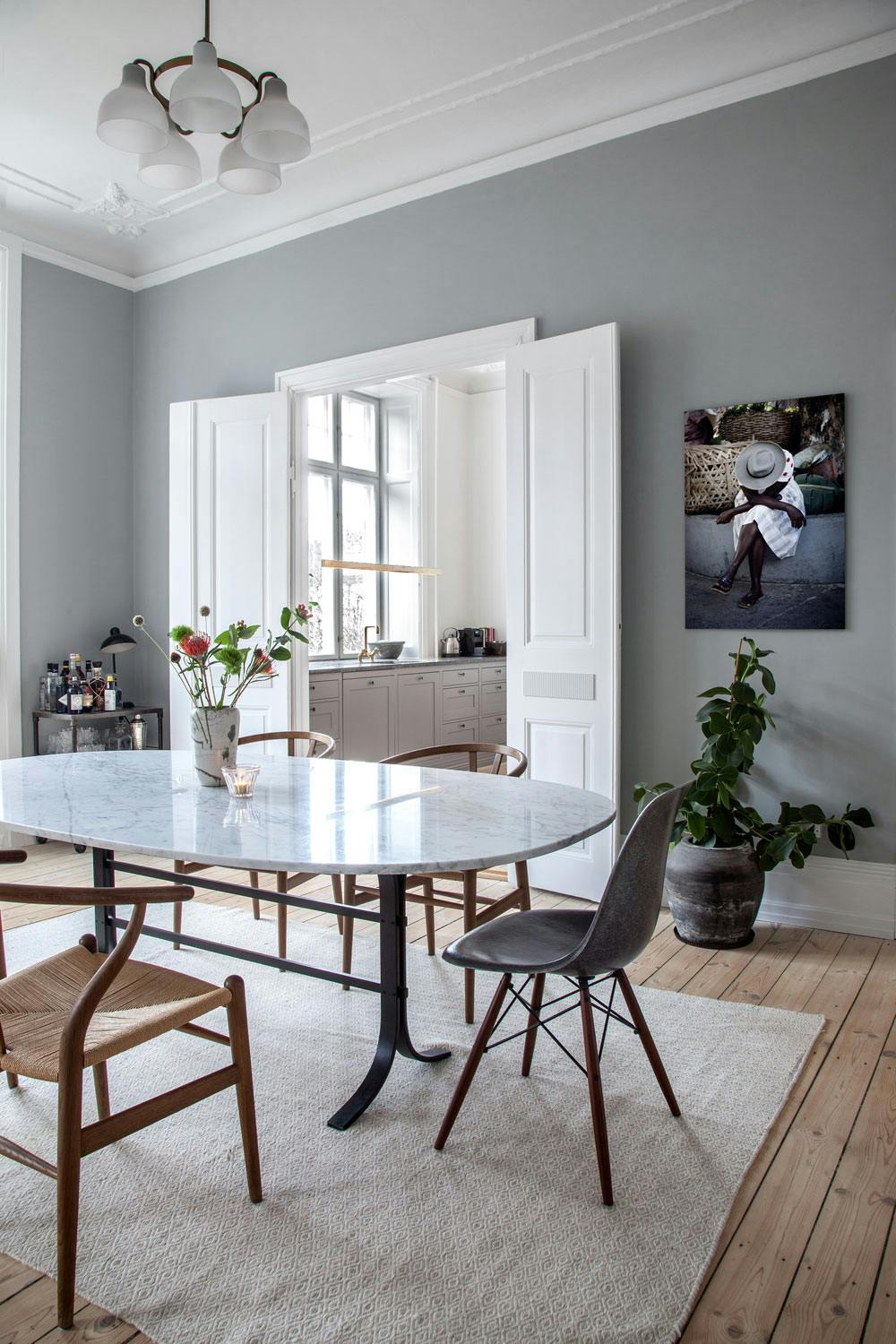 bom 180816 05 5PtshqoFNcLeAIU4S grå blå spisestue med marmorbord og designstoler